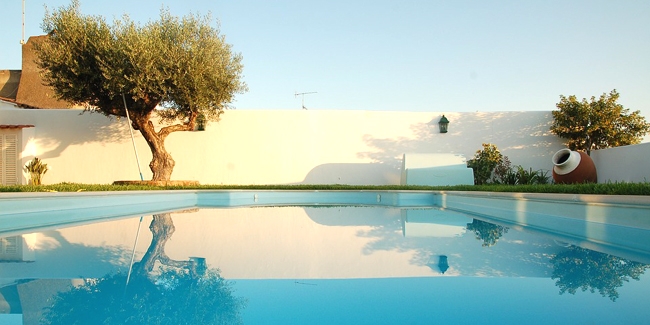 Osez la piscine noire grâce à une coque ou liner noir : explications